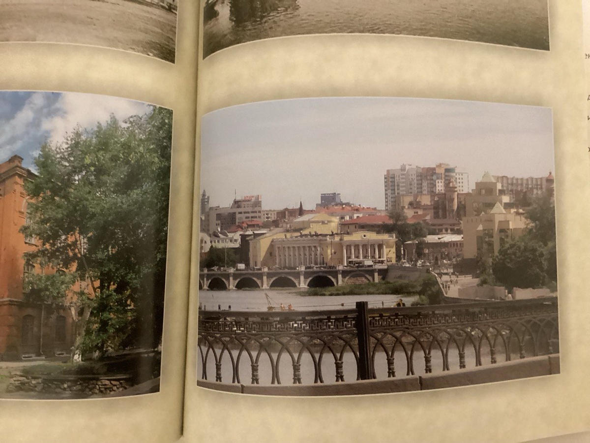 Вид на реку Миасс в сторону как раз площади, на момент съёмки ещё носившей имя Ярославского. В центре — концертный зал им. С. С. Прокофьева, а вот оперный, видимо, закрыт краеведческим музеем. Фото из книги "Ступени наследия. Челябинск в прошлом".