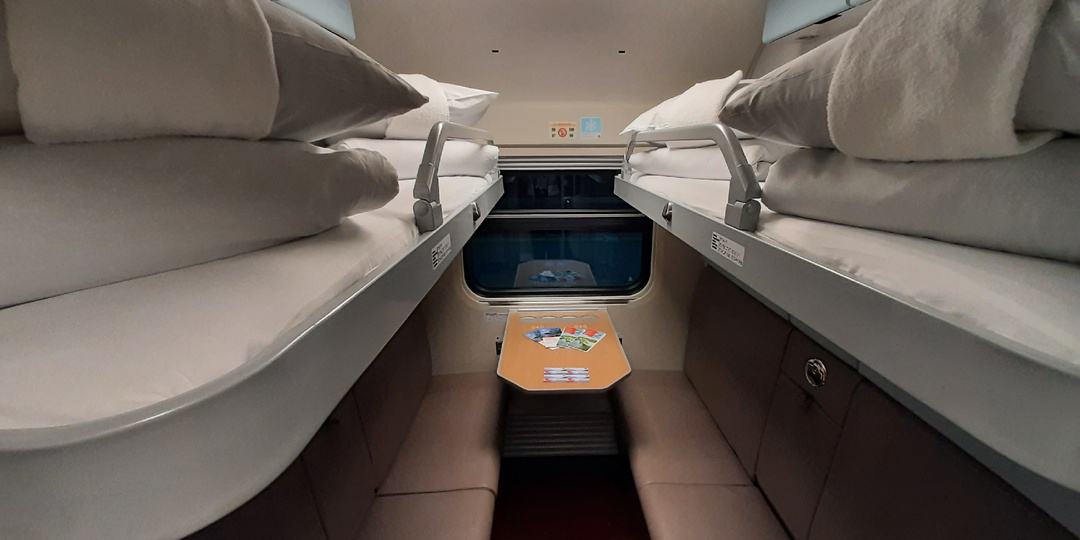 Я купила билет на нижнюю полку, но сосед решил, что это его место