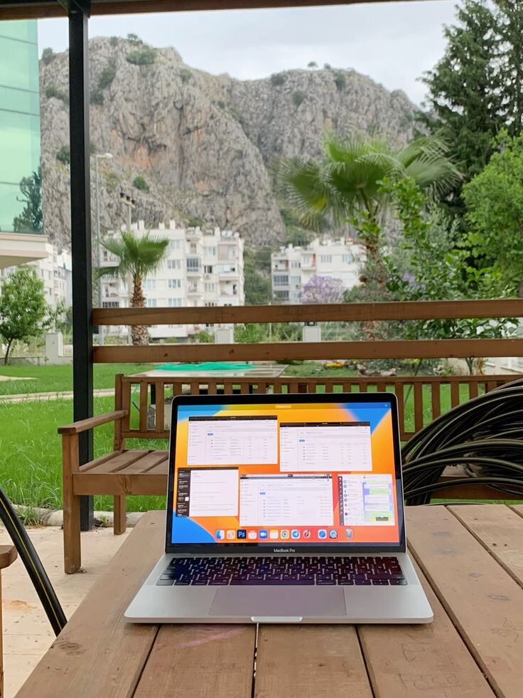 Работа за компьютером с видом на горы