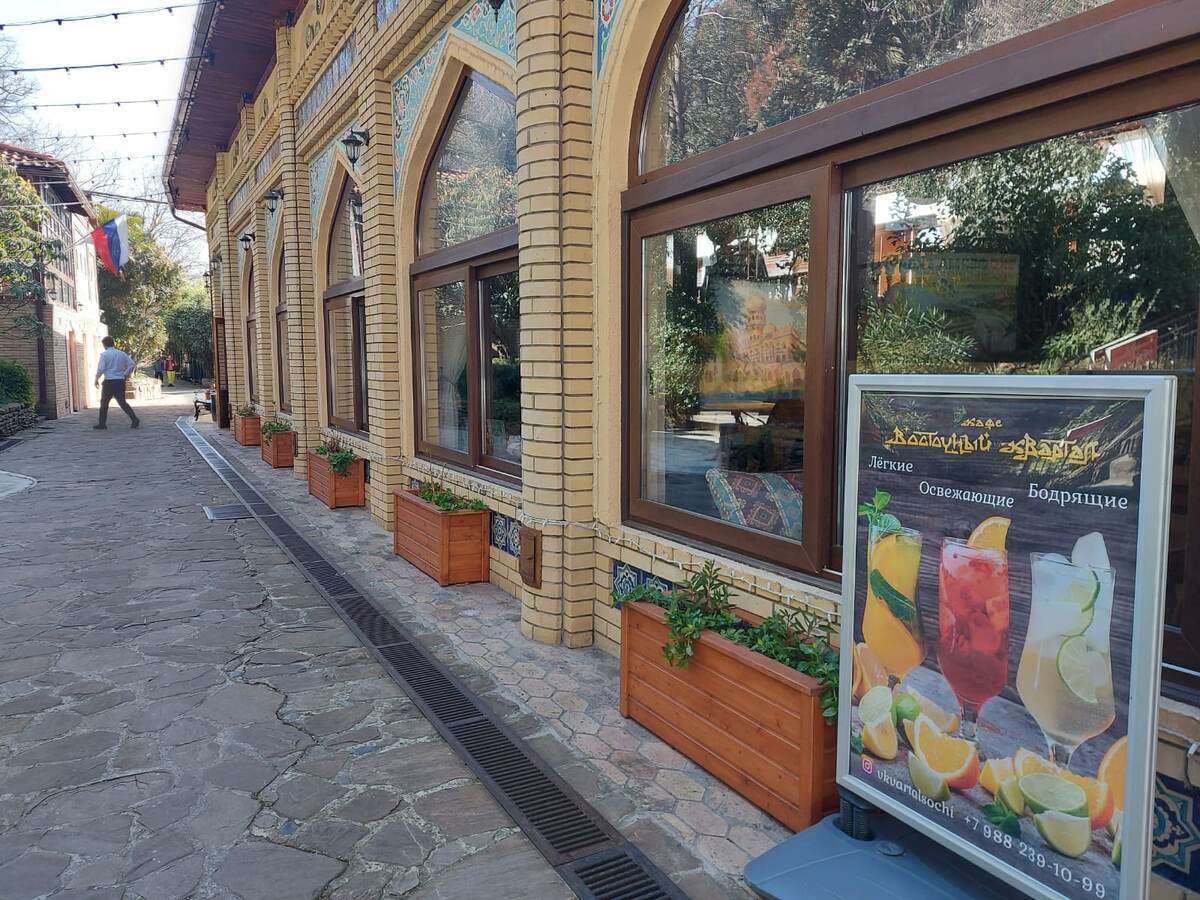 Дворик у входа в кафе.