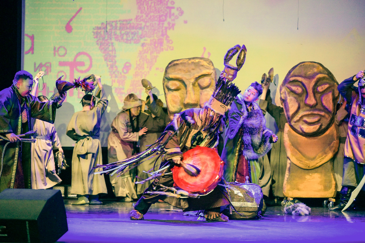 Отрывок из спектакля «Легенда о хане». Режиссер Айлана Чадамба.
