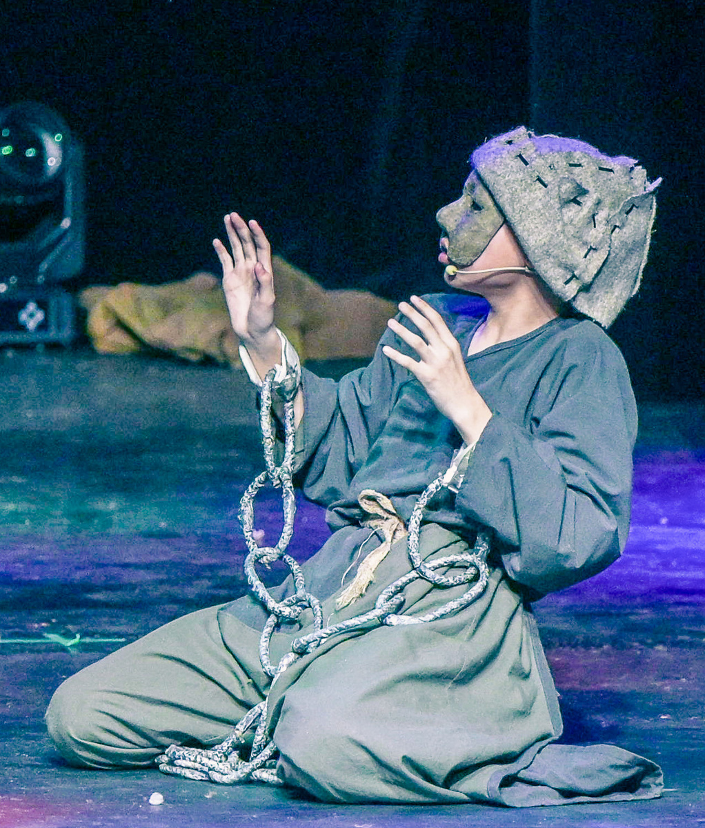 Алексей Халагаев в роли брадобрея, награждён дипломом "За яркое воплощение образа".