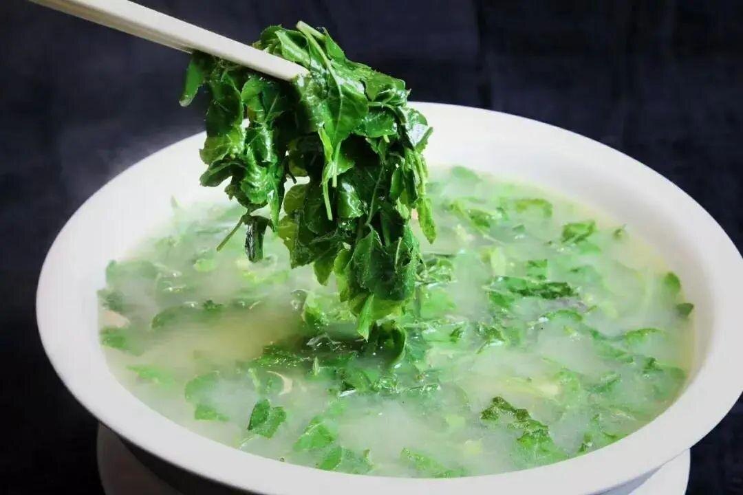 Собранные весенние овощи обычно варят с рыбным филе в супе, который называется «весенний суп» Источник изображения: baidu.com.