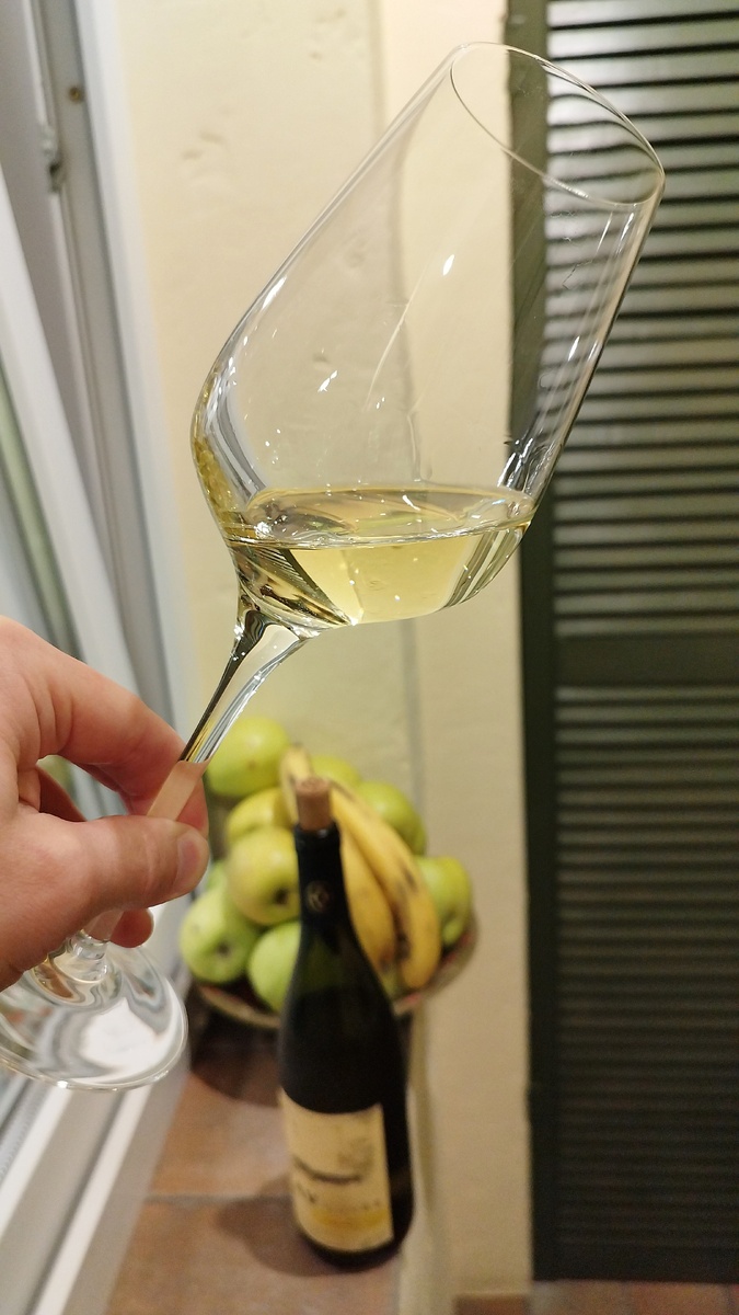 Красивый цвет вина в бокале.