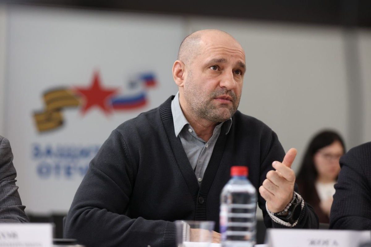 Артем Жога обсудил с представителями фонда «Защитники Отечества» задачи на будущее.  Фото: Фото предоставлено пресс-службой аппарата полпреда в УрФО