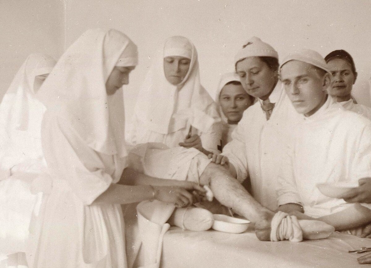 Императрица и В.К. Татьяна Николаевна под руководством княжны Веры Гедройц