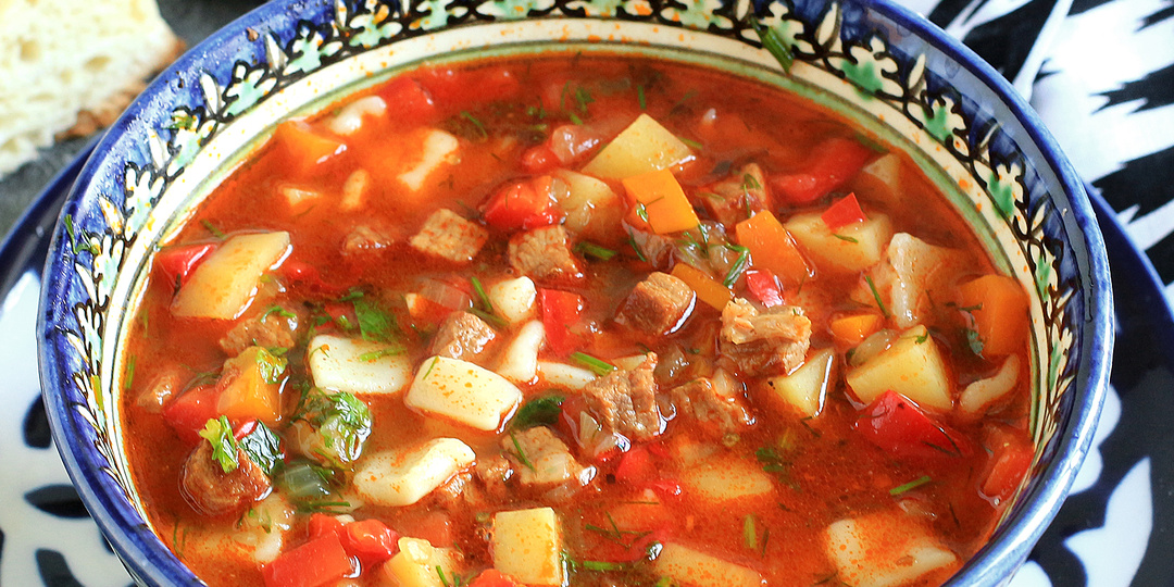 Вот почему этот суп называют «горячей лепёшкой в бульоне» – и мы теперь тоже так делаем. Сытно, вкусно и по-домашнему