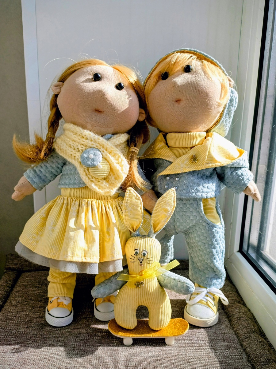 Заяц дополняет и подчеркивает цветовую гамму, а еще нагло подглядывает за всеми!