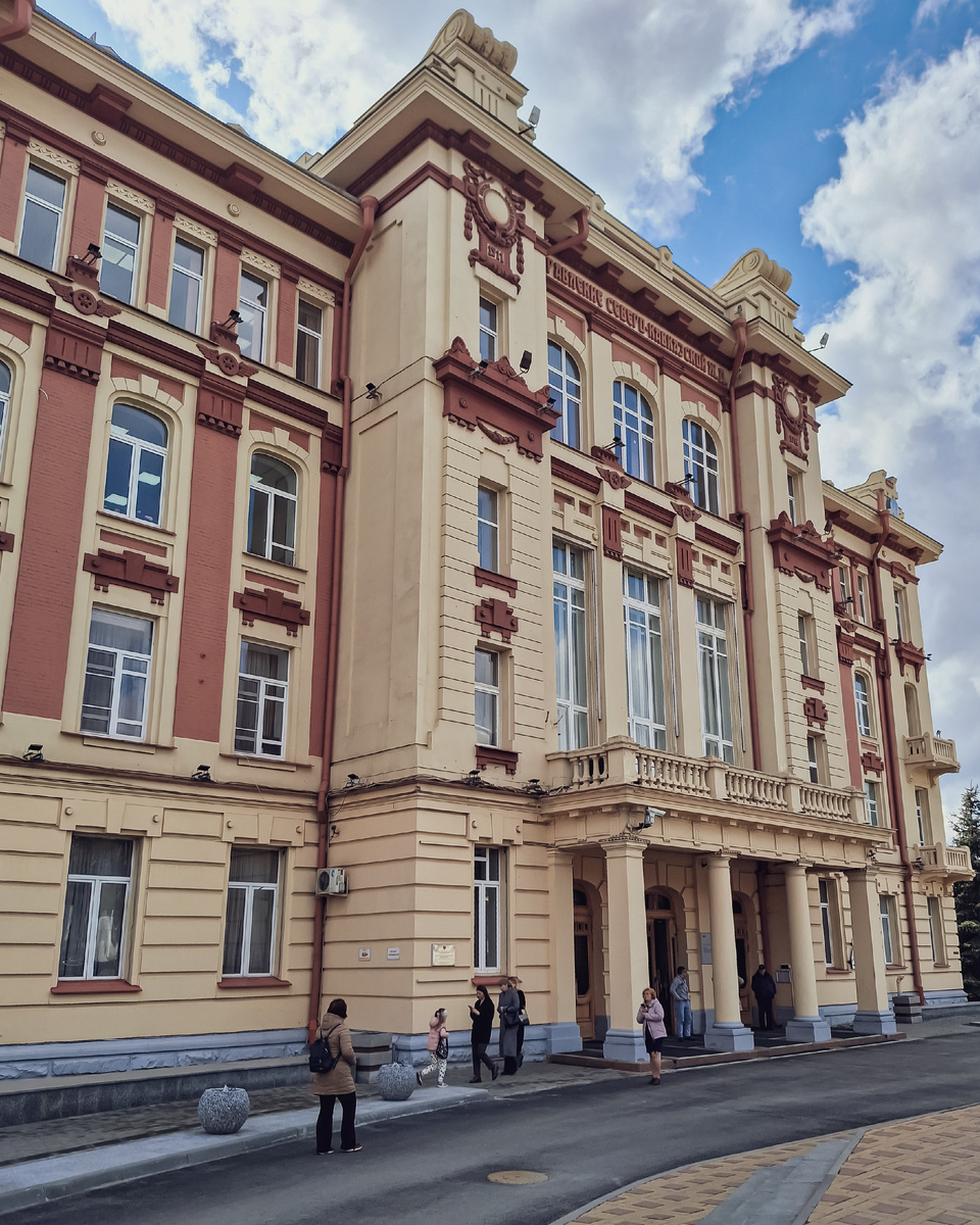 Как-то красиво вписано в городскую застройку, хотя на фото и не видно