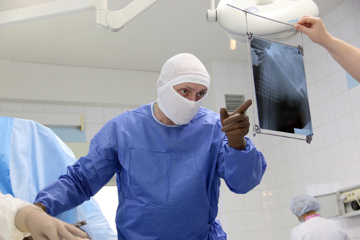 Михаил Павлович Тепленький в операционной