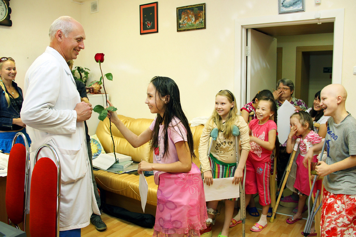 Маленькие пациенты Отделения №11 и Тепленький М.П.