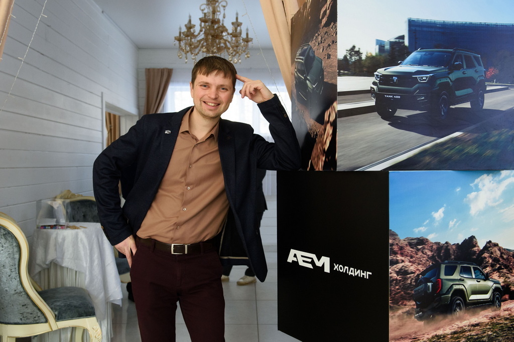 Источник фото: Алтапресс, фотограф Лямзин Дмитрий. На фотографии директор агентства Хайклик Романов Виталий.