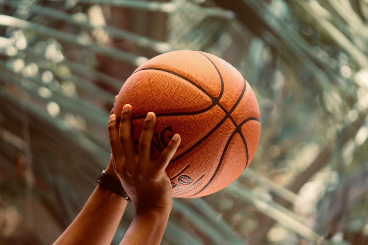     Яркий акцент: почему баскетбольный мяч оранжевого цвета?