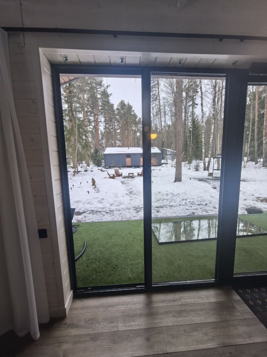 Здесь старое стекло уже демонтировано. 