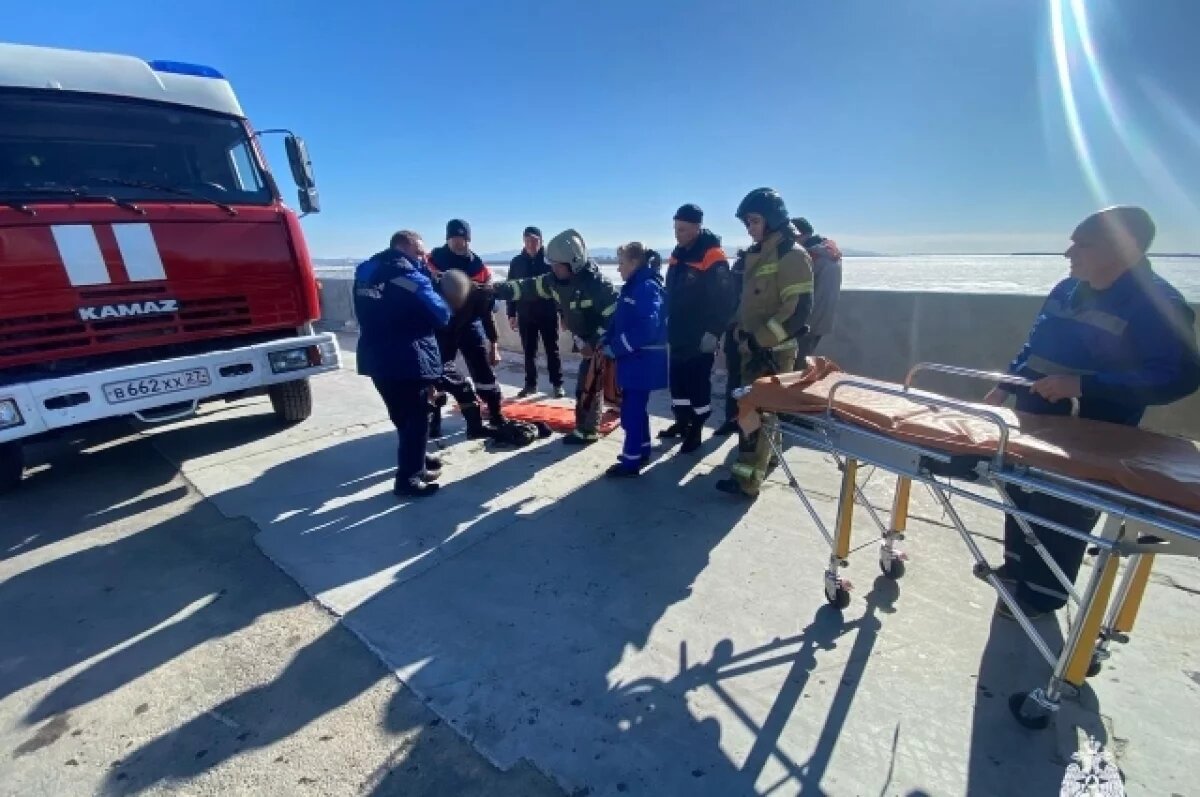    Хабаровчанин провалился под лёд на Амуре у ТЦ, его спасли прохожий и МЧС