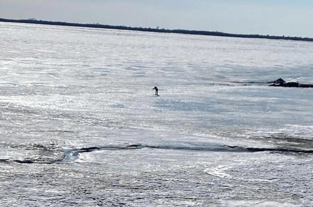    Спасение пенсионера, провалившегося под лёд на Амуре Фото: Телеграм-канал МЧС Хабаровского края