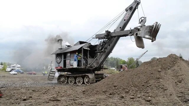 Гусеничный паровой экскаватор