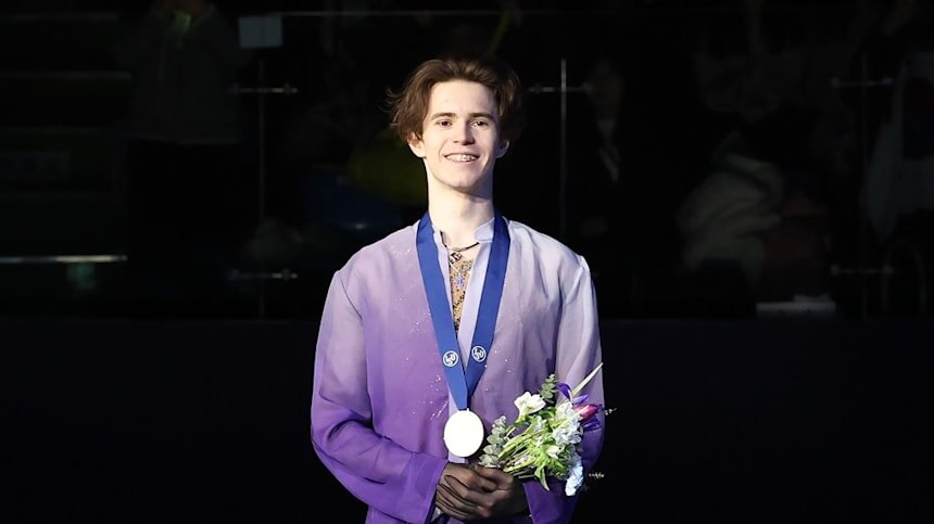 «До сих пор не могу поверить, что 10 лет назад на этой арене выиграл Денис, а через 10 лет выигрываю я, который смотрел чемпионат четырех континентов 2015 года по телевизору и восхищался победой Дениса» (@International Skating Union)