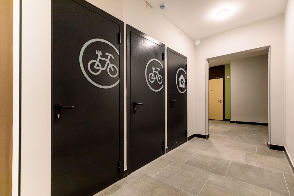 Вещи в кладовой надежно защищает стальная дверь