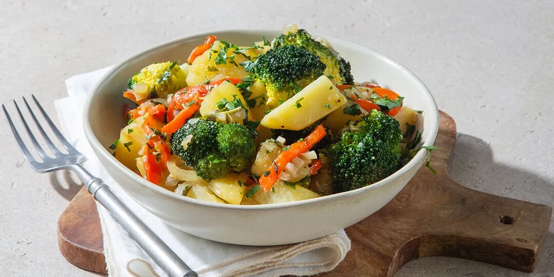 Тушеная картошка с брокколи, пошаговый рецепт с фото на 403 ккал