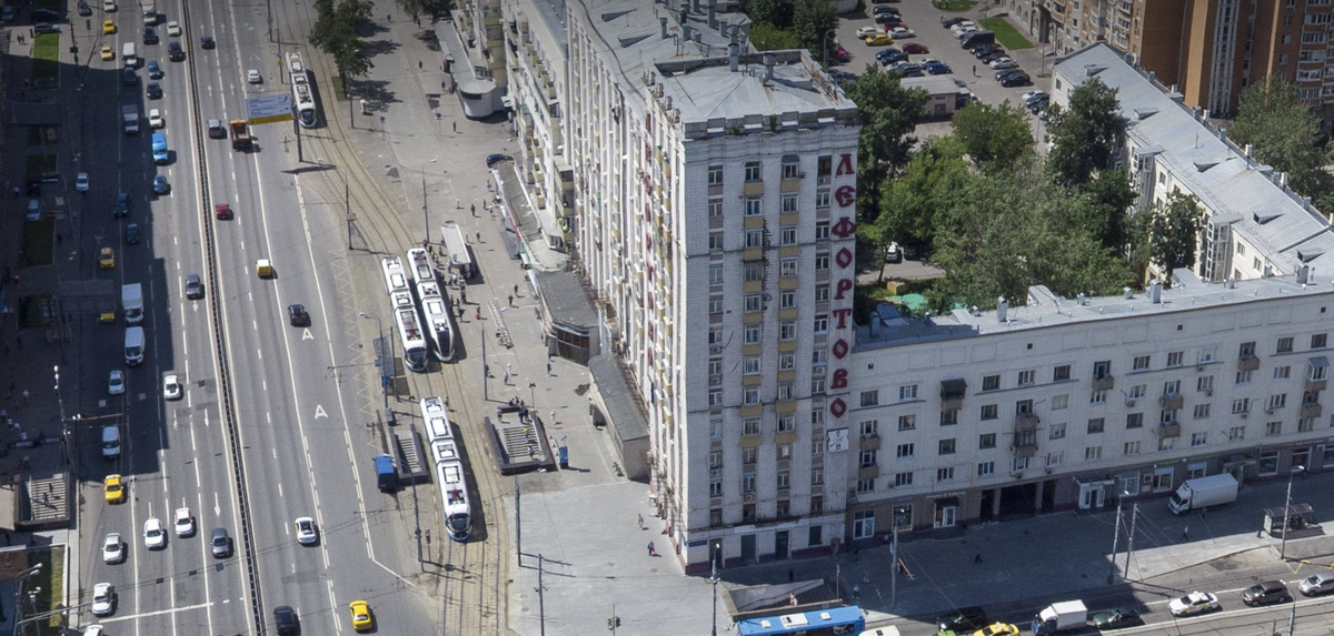 Жилой дом около метро "Авиамоторная", на котором разместили название района - Лефортово, 2021. Яндекс.Панорамы.