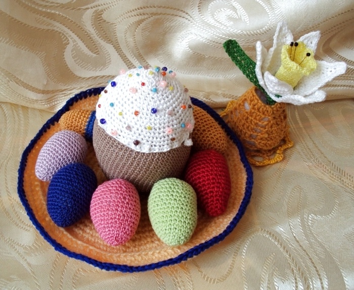 кулич ,яйца и тарелка