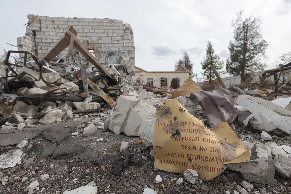    У разбитого ВСУ храма в курском селе Малая Локня прошло первое богослужение