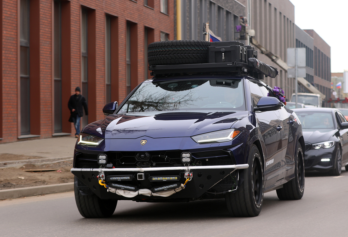 американский блогер Camperghini следует на Cars and Coffee Moscow