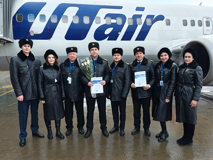 На фото слева направо: Владлен Бегишев — бортпроводник службы бортпроводников г. Санкт-Петербурга, Ксения Андреянова — бортпроводник службы бортпроводников г. Санкт-Петербург,
Сергей Болгов — Заслуженный пилот РФ, командир летного отряда № 4, Дмитрий Коблов — командир воздушного судна Boeing 737 летного отряда № 4, Андрей Юшин — второй пилот воздушного судна Boeing 737 летного отряда № 4, Алексей Тиньгаев — командир воздушного судна Boeing 737 летного отряда № 4, Маргарита Грицаева — бортпроводник-бригадир службы бортпроводников г. Санкт-Петербурга, Кристина Дында — бортпроводник службы бортпроводников г. Санкт-Петербурга
