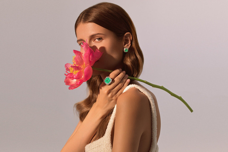 Модель в изумрудных украшениях Parure Atelier/Parure Atelier