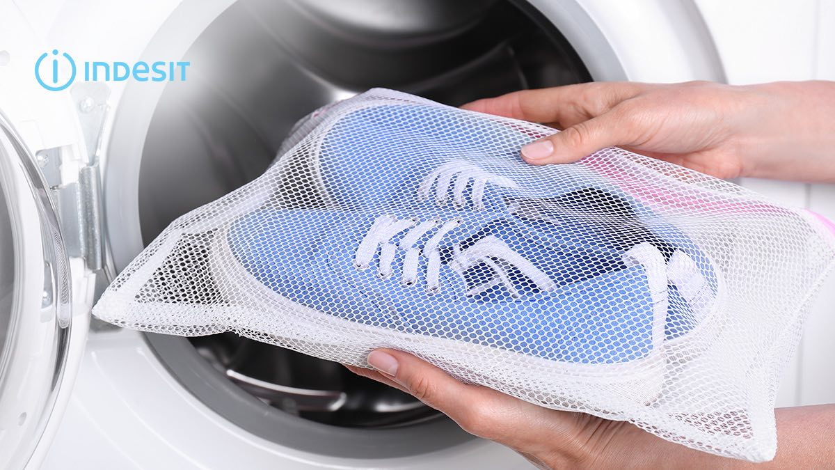 Стоит учитывать, что стирать можно далеко не каждую обувь. Например, не подходят для стирки модели с меховым утеплителем, изделия из замши, натуральной и экокожи.