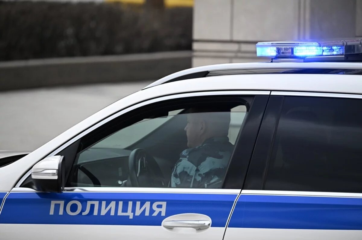    Поджидал у подъезда.