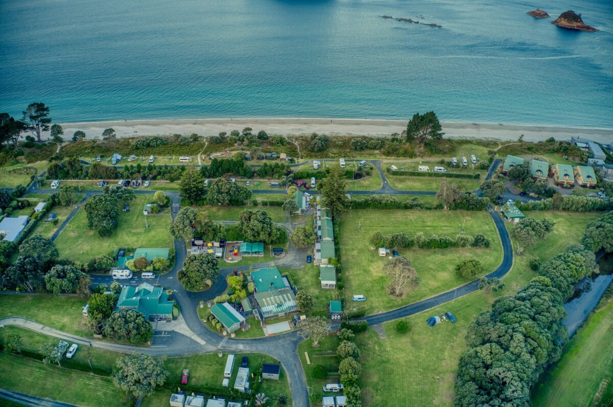 Вид кемпинга с высоты птичьего полёта позаимствован с сайта Hahei Holiday Resort