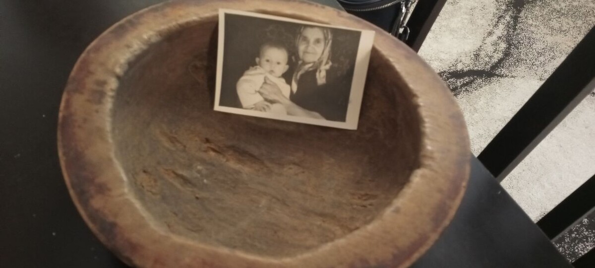     Наш читатель Георгий и его бабушка на старой фотографии