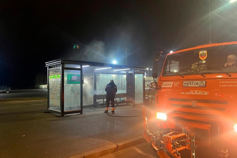    Павильоны моют водой с помощью специального оборудования. Работы проводят по ночам, чтобы не мешать пассажирам.