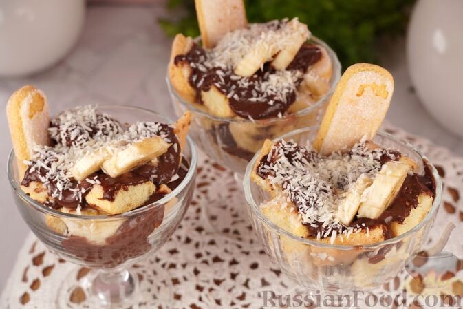 банан, печенье бисквитное, сметана, сахар, масло сливочное, яйца, мука, какао-порошок, кокосовая стружка