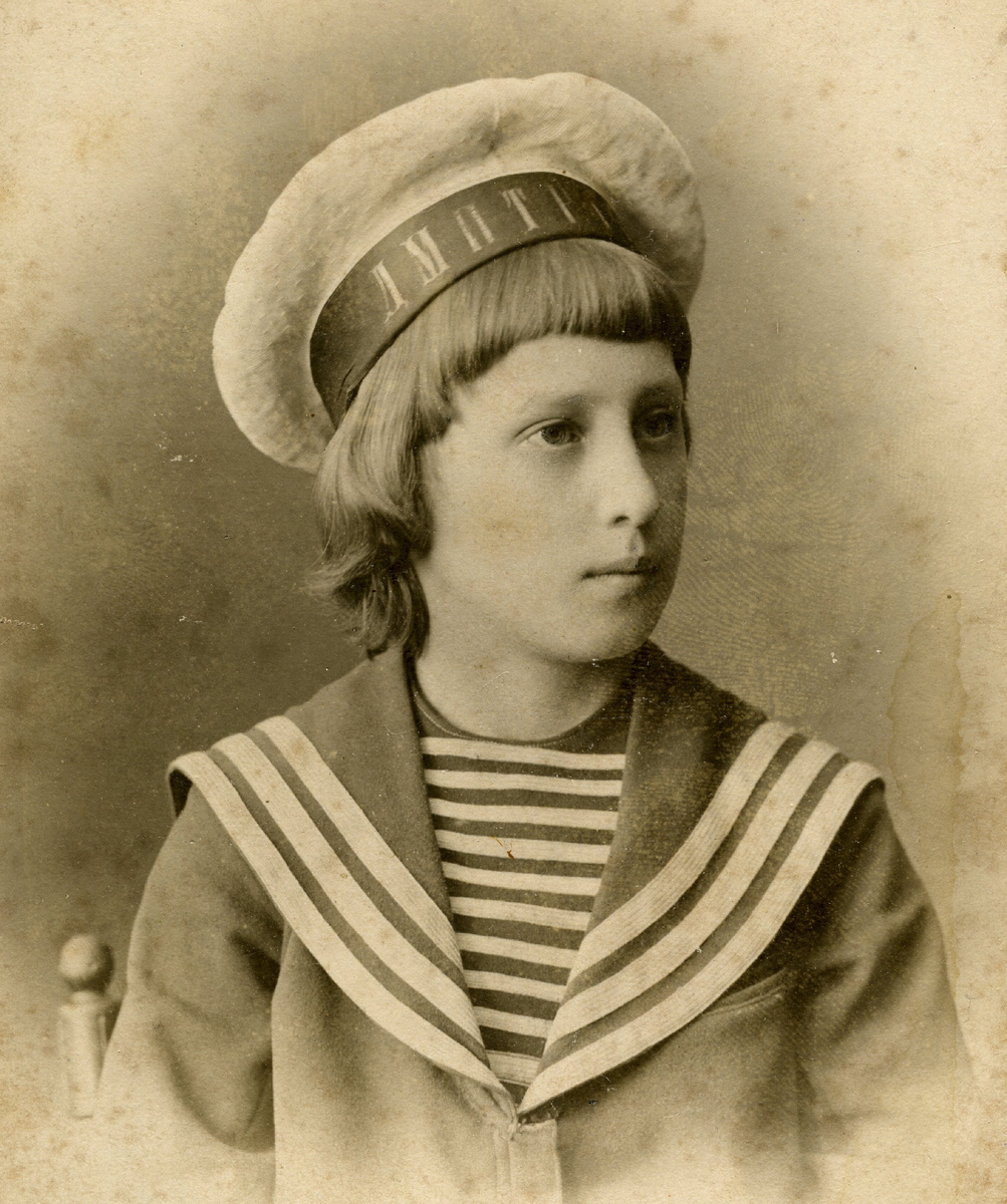 Юный Дмитрий Смирнов, примерно 1896-1897 гг., в фотоателье Максима Дмитриева. Источник фото: Русский музей фотографии (г. Нижний Новгород)