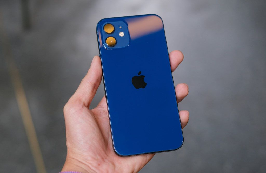    iPhone 12