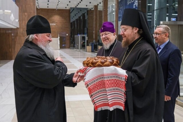    Встреча в аэропорту. Фото: Красноярская епархия/
