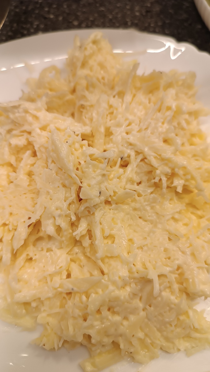 Сыр натереть на тёрке, добавить зубчик чеснока и добавить майонез. Такая начинка подойдёт и для жаренных баклажан или просто на хлеб.