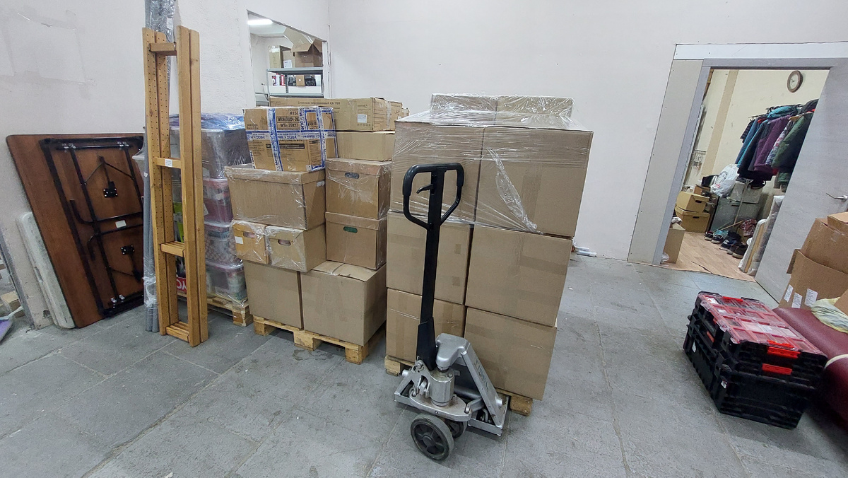 Наши вещи, собранные в одну кучу на работе, ждущие отправки ТК