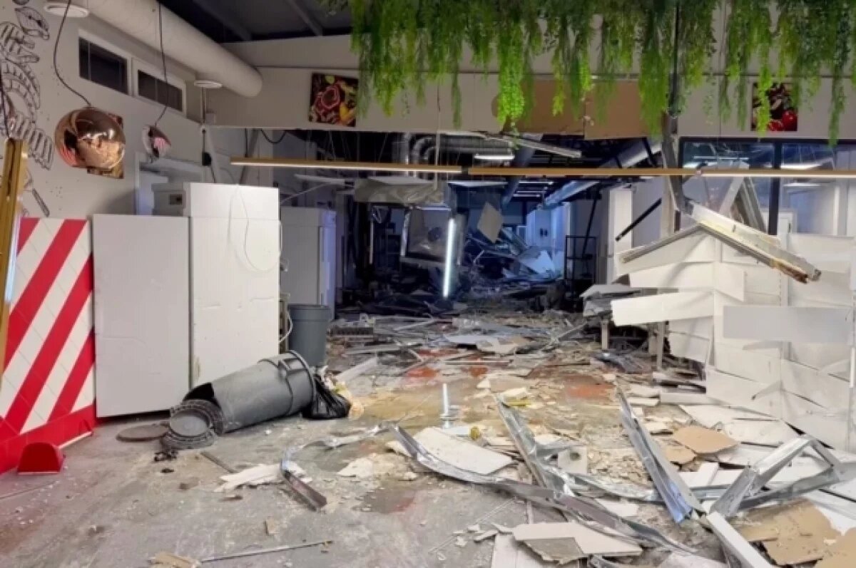    Так сейчас выглядит витрина магазина, куда въехал на машине житель Сочи.