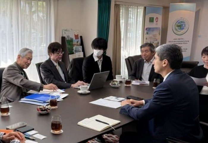 Встреча Атадурды Байрамова с Хидеоми Коинума, представителями Токийского университета, Университета Тохоку, Университета Чиба и компании Tohkemy Corporation, 25 марта 2025 года, Токио, Япония (Фото: Посольство Туркменистана в Японии)