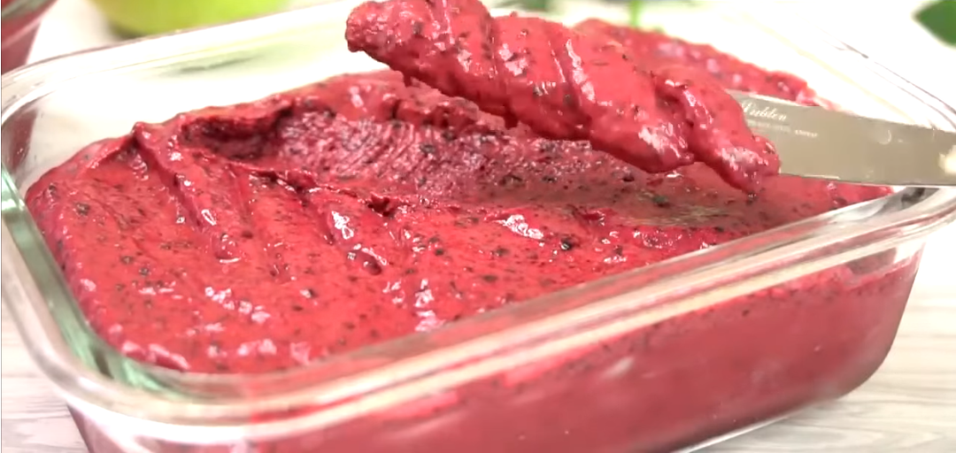 Вместо мороженого готовлю десерт "Пятиминутка" из замороженных ягод, 100% приживётся на кухне. На приготовление уходит 5 минут.