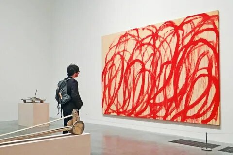 Это современная абстрактная картина, выполненная в экспрессивном стиле. На холсте хаотично нанесены толстые красные линии, которые создают динамическое, эмоционально насыщенное изображение. Линии словно текут и переплетаются, напоминая импульсивные движения кисти художника. Фон картины светлый, что подчеркивает интенсивность красного цвета и делает композицию еще более контрастной. Такое произведение может ассоциироваться с энергией, хаосом или внутренним порывом.