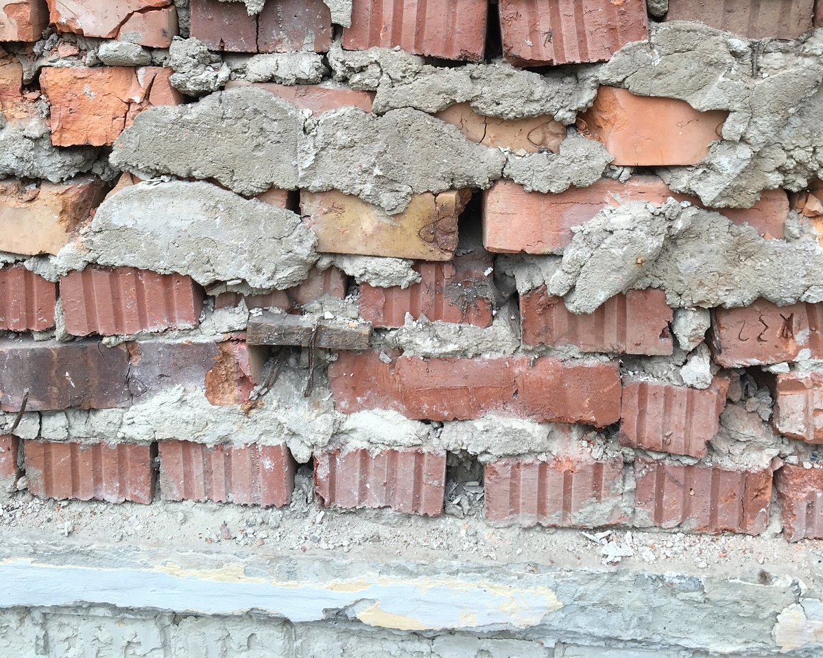 Реальная "кирпичная кладка" после демонтажа вентфасада) 