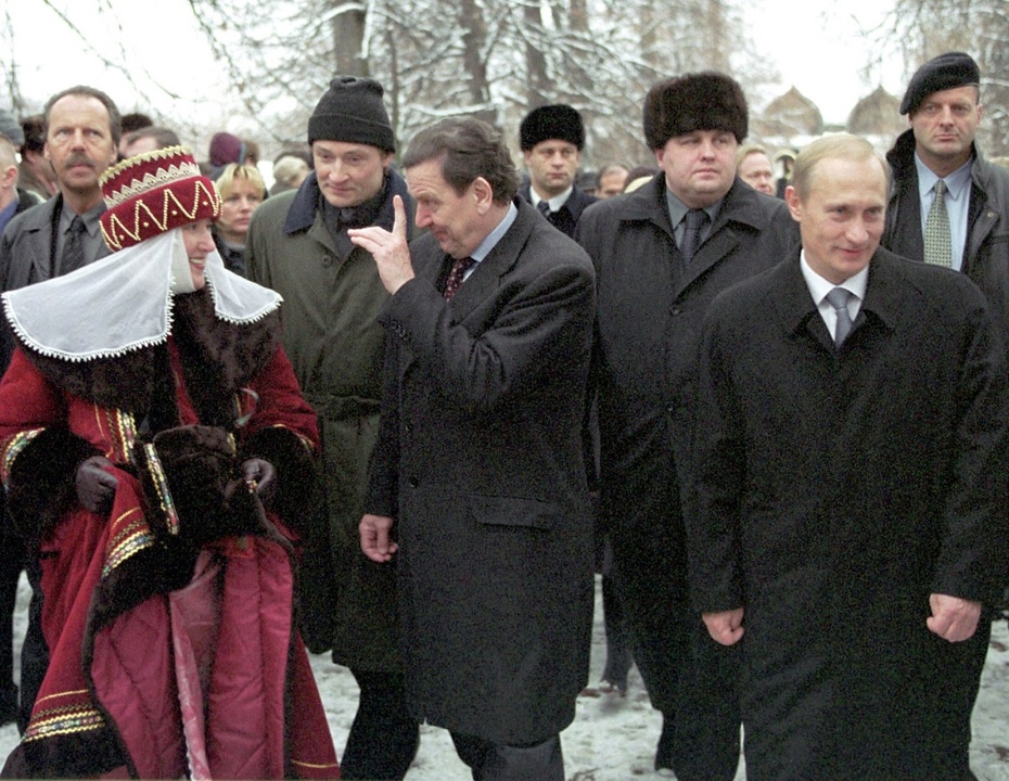 Фото: Сергей Величкин/РИА Новости

7 января 2001 года. Владимир Путин и Герхард Шредер с супругами посетили музей-заповедник «Коломенское», где осмотрели памятники русского деревянного зодчества и совершили прогулку на санях, запряженных тройкой лошадей