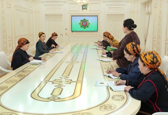 Встреча Огулджахан Атабаевой с заместителем Председателя Кабинета Министров, а также с женщинами-руководителями туркменских СМИ, 25 марта, 2025 г., Ашхабад, Туркменистан (Фото: TDH)