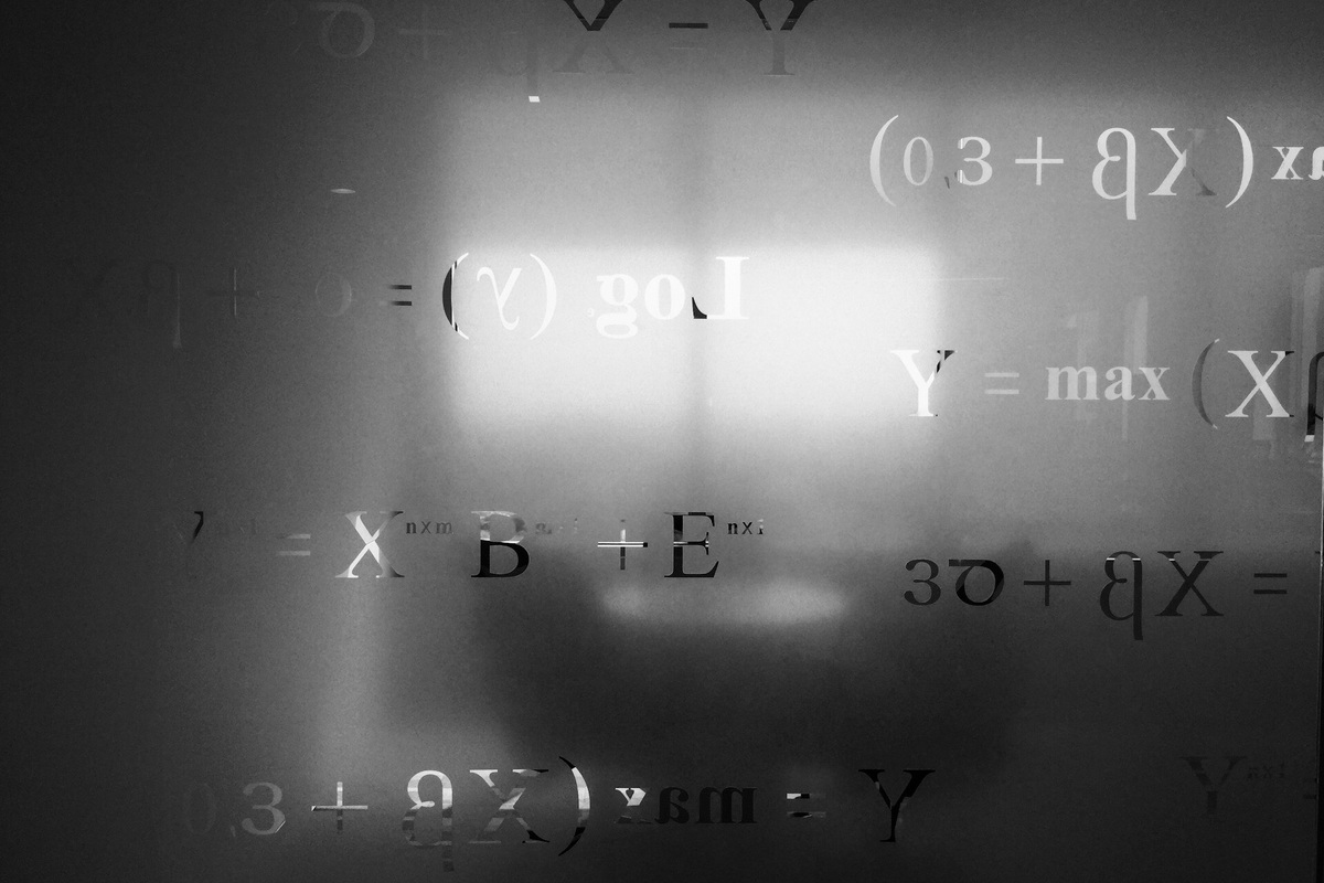     +, -, ÷, *: краткая история популярных математических знаков и символов