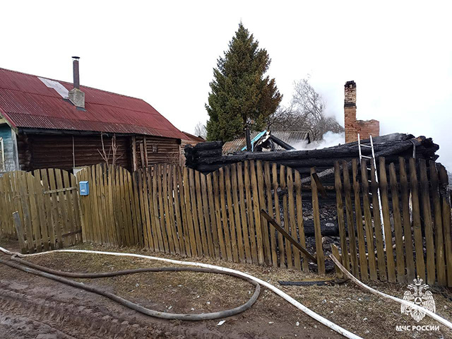 Из-за сильного ветра огонь сожрал сарай и дом. Пожарным удалось спасти остальные